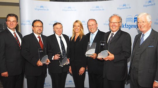 Die Gewinner des Blauen Kalligraphen: (v. re.) ZDK-Präsident Robert Rademacher, Ernst-Robert Nouvertné (Innung Solingen), Karl-Ernst Scheffler (Innung Region Stuttgart Kreisgruppe Esslingen), Wetter-Fee Claudia Kleinert, Reiner Schnorr (Innung Wuppertal), Rolf Stoppanksi (Innung Karlsruhe) und Dietmar Neubauer (Fuchs Europe Schmierstoffe). (Archiv: Vogel Business Media)