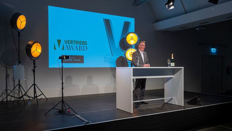 »kfz-betrieb«-Chefredakteur Wolfgang Michel moderierte die Verleihung live aus dem Vogel Convention Center in Würzburg. (J. Untch/Vogel Communications Group)