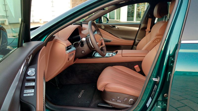 Ärgerlich: Die Sitzposition ist für Menschen über 1,90 Meter Körpergröße zu hoch – der Akku im Unterboden benötigt Platz. (Bild: Thomas Günnel/Automobil Industrie)