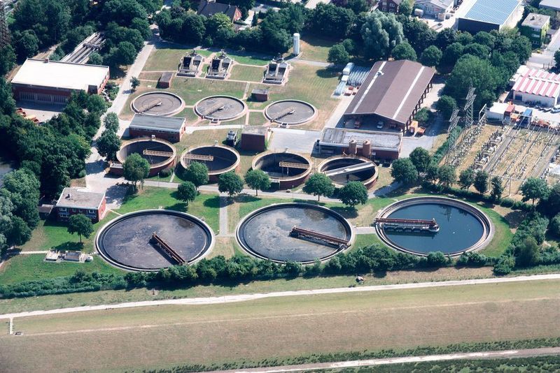 Wissenschaftler des KIT wollen mithilfe verschiedener Methoden kritische Erreger aus dem aufbereiteten Wasser in Kläranlagen entfernen.  (Wikimedia Commons/By Bin im Garten, CC BY-SA 3.0)