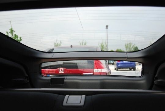 Beim Blick nach hinter verdeckt die Querstrebe im geteilten Heckfenster die Sicht.  (Foto: Rosenow)