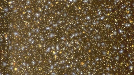 Mikrostruktur von Bitumen im Dunkelfeldmikroskop: Knapp unter der Oberfläche befinden sich lichtstreuende Partikel.(Bild:  TU WIen)