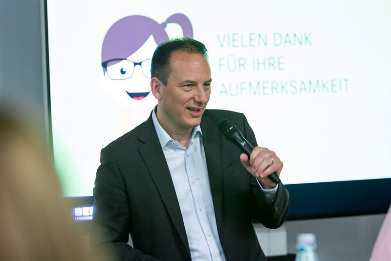 Jens Rehberg, stellvertretender Chefredakteur »kfz-betrieb«, führte die Stimmen zu den Webshops als Moderator zusammen. (Stefan Bausewein)