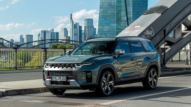 Der Torres Hybrid lässt sich unaufgeregt und entspannt bewegen, die Systemleistung von 150 kW/204 PS reicht aber auch für flinke Überholmanöver. (Bild:  KGM)