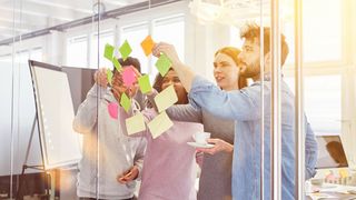 ideen-brainstorming-bei-kreativ-workshop-stockpack-adobe-stock-scaled (Quelle: Robert Kneschke - Adobe Stock)