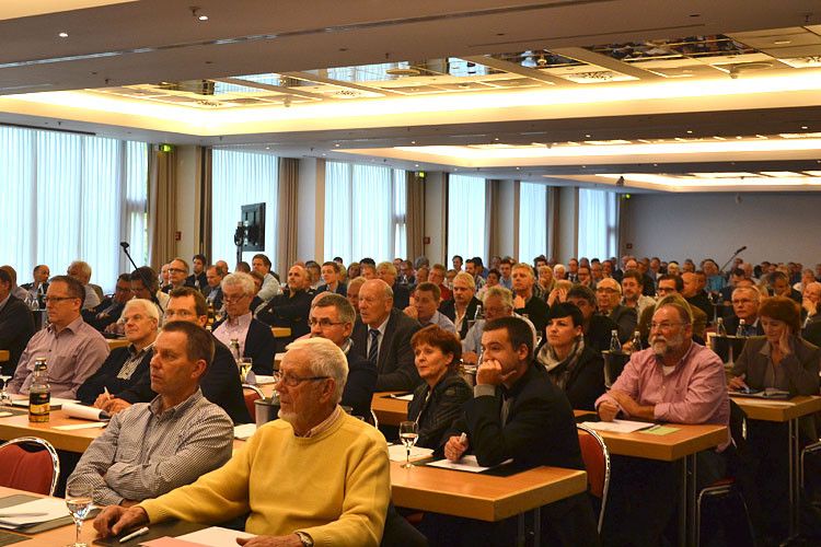 Die außerordentliche Mitgliederversammlung des Fiat-Händlerverbands hatte knapp 300 Teilnehmer angezogen. (Foto: Mauritz)