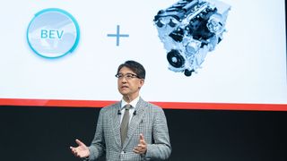 Toyotas CEO Koji Sato präsentierte kürzlich die Antriebsstrategie des Herstellers: BEV plus Verbrenner als Hybride. (Bild: Toyota)