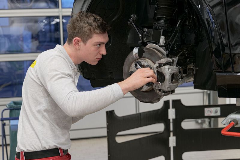 Der Bayer Nils Schindler beim Überprüfen einer Bremsscheibe (Bild: Schmidt – VCG)