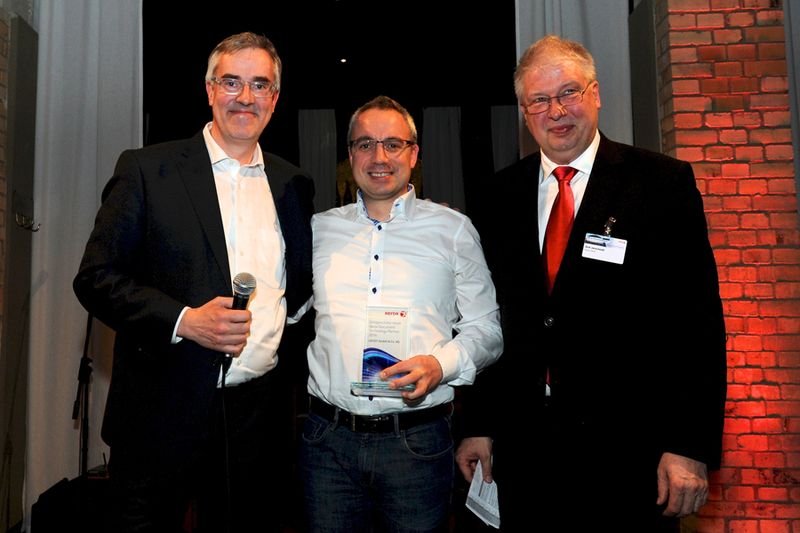 Heiner van den Berg übergab den Award „Document Technology“ an Phillip Jaroschowitz von der Uriot GmbH & Co.KG.   (Bild: Xerox)