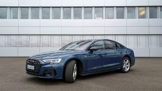 Rund sieben Jahre nach ihrem Debüt verkörpert die vierte Generation des A8 noch immer die klassische europäische Luxuslimousine. Doch es wird Zeit für einen Nachfolger. (Bild: Rosenow – VCG)
