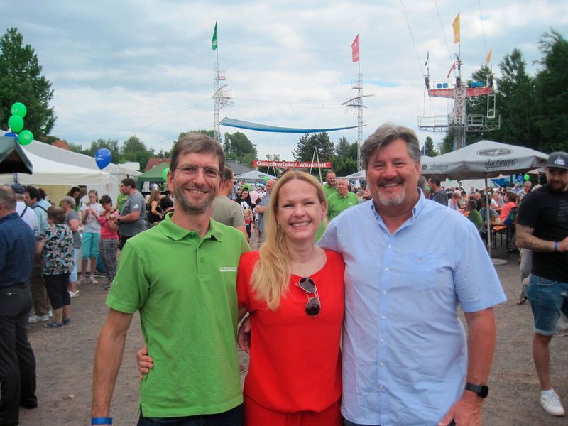 Freudiges Treffen von Jörg Hempel (bluechip), Hannah Lamotte (ITB) und Dirk Severin (Broadcom) (v.l.n.r.). (Bild: Vogel IT-Medien)
