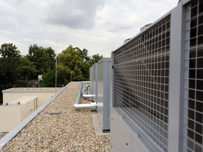 Luft oder Wasser: In kühleren Gegenden reicht oftmals ein wirkungsvoller Luft-Wärmetauscher mit wassergekühlter Kältemschine, um einen stabilen Kältestrom für die Rackreihen zu erzeugen (Bild: Datacenter Ostbayern)