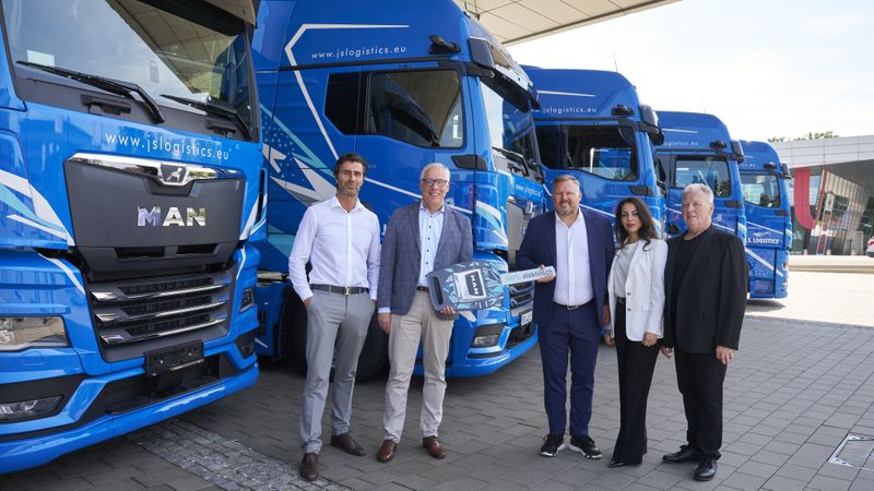 Übergabe der vollelektrischen MAN E-TXG (v. l.): Johannes Kramer, Senior Vice President International Key Account, MAN; Friedrich Baumann, Vorstand Sales & Customer Solutions, MAN; Jerome Schüssler, Inhaber und Managing Director, JS Logistics; Mercedes Ansari und Bodo Schüssler.(Bild:  MAN Truck&Bus)
