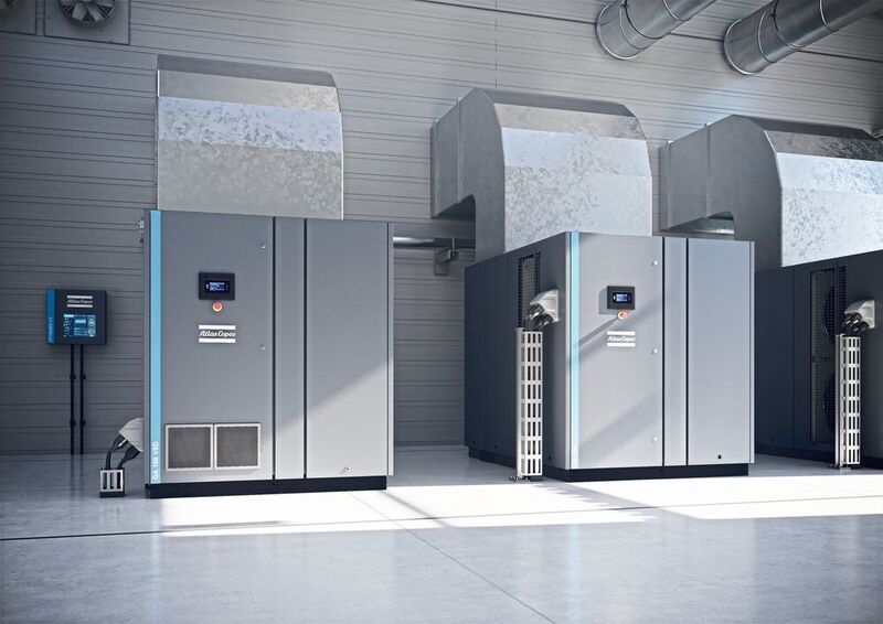 Blick unter die Schallhaube eines luftgekühlten Kompressors der Baureihe GA 90+-160 (VSD+) von Atlas Copco. Links auf dem Rahmen der Ölabscheider, mittig die beiden Ventilatoren der Luftkühlung, vorne rechts das Bedienfeld mit der Elektronikon-Touch-Steuerung. (Atlas Copco)
