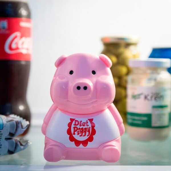 Für die Nachweihnachtszeit bestens geeignet: das Kühlschrank Diät Schweinchen für 9,95 Euro (Radbag). Es ist Lichtsensor und Sound ausgestettet. Wird die Kühlschranktür geöffnet grunzt das Schwein. (www.radbag.de)
