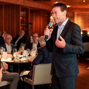 Willi Bonke, Geschäftsführer von Premium Cars Rosenheim, begrüßte seine Gäste.(Bild:  Stefan Heigl)