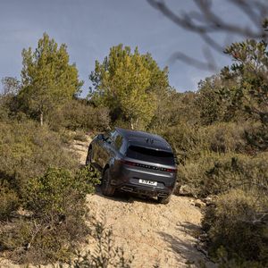 Den Ritt durchs Gelände vereinfacht beim Range Rover Sport ein ganzes Bündel an elektronischen Assistenzsystemen, zusammengefasst unter dem Begriff „Terrain Response“.(Bild:  Range Rover)