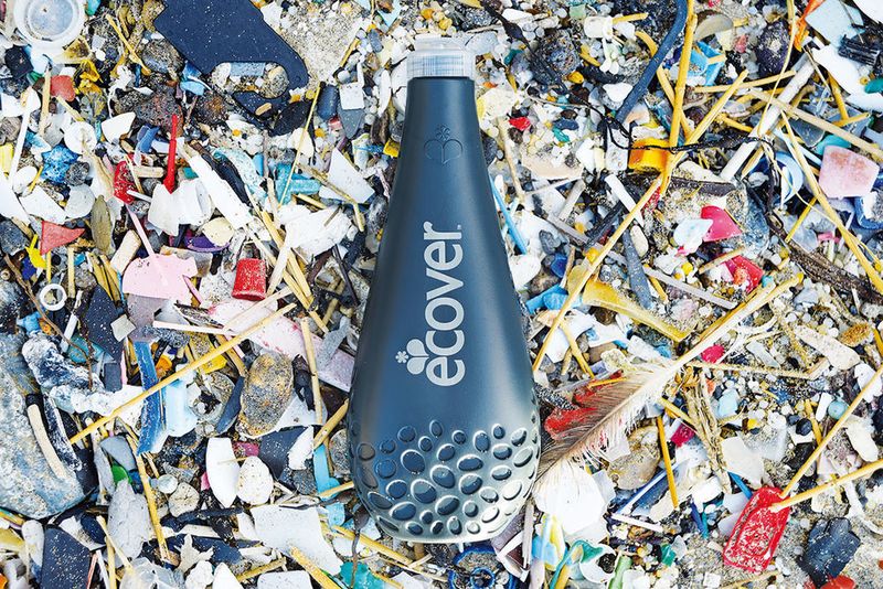 Für die extrusionsblasgeformte Spülmittel-Flasche aus Polyethylen setzt der Hersteller von ökologischen Reinigungsmitteln Ecover Belgium N.V. Kunststoffmüll ein, den Fischer aus dem Meer gesammelt haben. (Ecover)