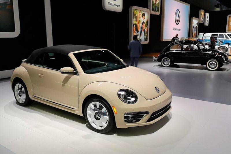 VW gibt sich bescheiden, zeigt nur die Abschiedsversion des Beetle Cabrio. (Max Friedhoff/SP-X )