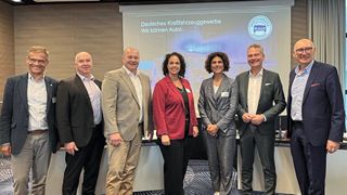Sind sich einig, dass Mobilität bezahlbar bleiben muss: (v.l.) ZDK-Hauptgeschäftsführer Dr. Kurt-Christian Scheel, Manfred Wellauer, AGVS, ZDK-Vizepräsident Detlef Peter Grün, Bianca Dvorak, WKO Fahrzeughandel, Julia Genetti, Kfz-Handwerk Südtirol, ZDK-Präsident Arne Joswig und ZDK-Vorstand Günter Friedl.  (Bild: Promotor)