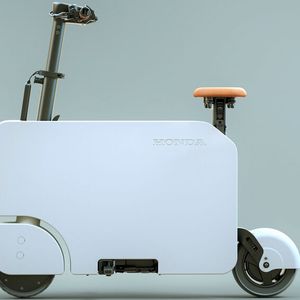 Zusammengefaltet ist der Motocompacto 74 Zentimeter lang, fahrbereit wächst er auf 97 Zentimeter.(Bild:  Honda)