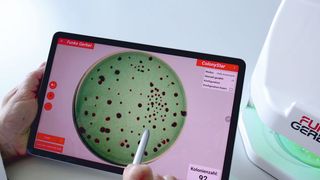 Individual colonies can be marked by tapping on them on the screen with your finger or a touchscreen stylus. In the assist mode, other colonies of the same type are now identified, marked, and counted. (Source: Funke-Dr. N. Gerber Labortechnik )