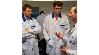 Interessante Einblicke: Christoph Ostermöller (rechts) von BMK erläutert den Einsatz von 3-D-Druck in der Fertigung. (Bild: ElektronikPraxis / Richard Oed)