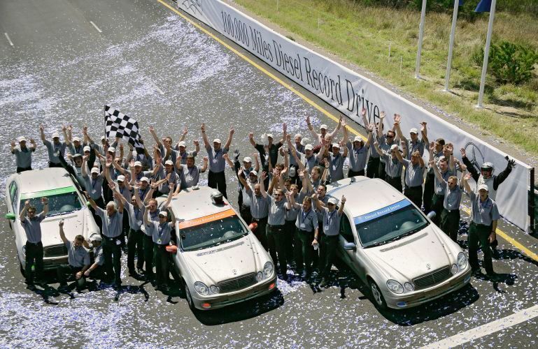 Härtetest: Drei serienmäßige Mercedes-Benz E 320 CDI (W 211) stellen 2005 in Laredo (Texas) in einem 30 Tage dauernden Langzeittest mehrere Weltrekorde über bis zu 100.000 Meilen auf. (Daimler)