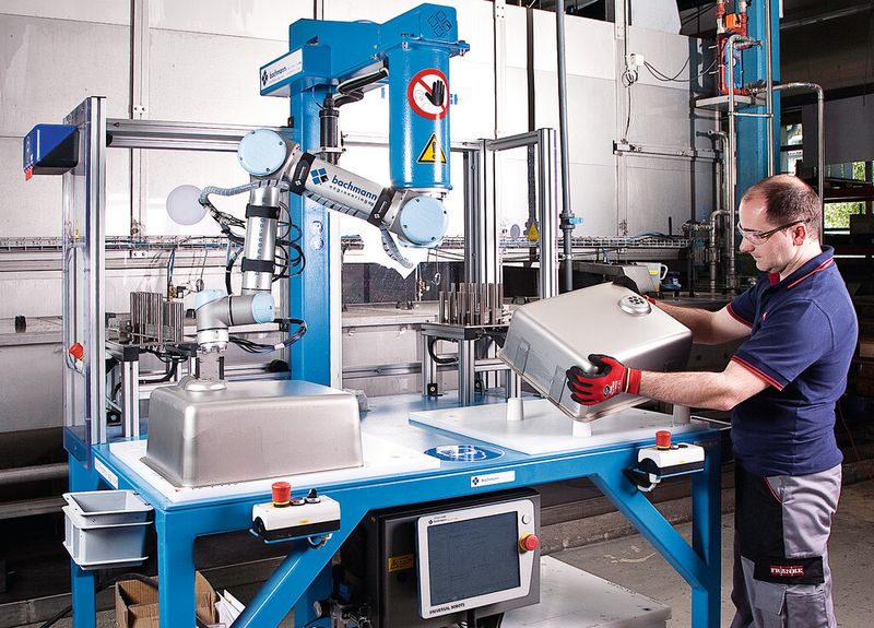 Bild 2: Mensch und Roboter ergänzen sich, wie hier in der Montage von Spülbecken. (Bild: Universal Robots)