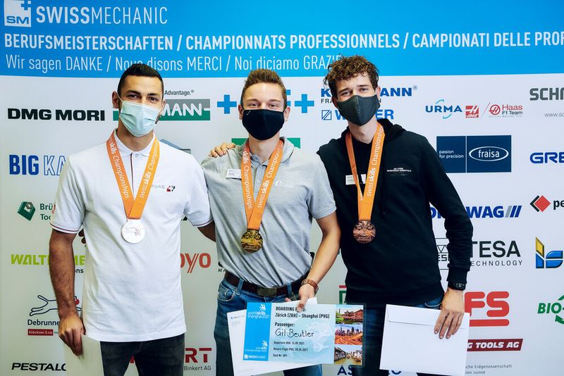 Mauro Schwegler, Gil Beutler und Lukas Bircher bei der Siegerehrung Polymechaniker/in EFZ, Automation. (Bild: © Manu Friederich)
