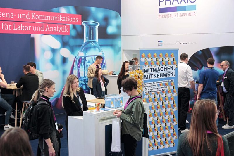 Bei der LABORPRAXIS gab es neben den aktuellen Printausgaben auch ein Quietscheenten-Gewinnspiel. Mit Losglück konnte man hier eine „Apotheker-Ente“ gewinnen.  (Bild: VCG – C. Lüttmann)