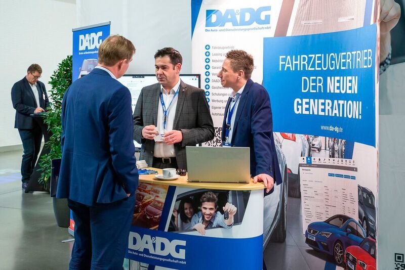 ... präsentierten sich hier das Mehrmarken-Vertriebskonzept DA&DG, ... (Stefan Bausewein)