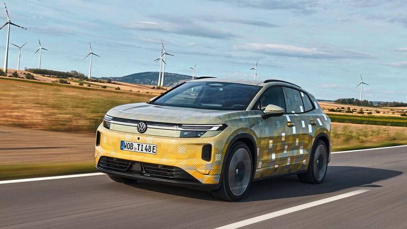 VW überträgt den Namen seines Modells Tiguan nun auch in die Elektropalette: Im Oktober will der Hersteller den ID Tiguan vorstellen, im Bild noch in Camouflage. (Bild:  Volkswagen AG)