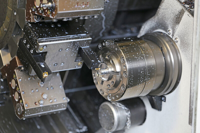 Blick in die Mori-Seiki-​CNC-Drehmaschine, wo die Muffen für die PB-Swiss-Tool-Hämmer mit Seco-Werkzeugen bearbeitet werden, siehe Info-Kastentext. (Matthias Böhm)