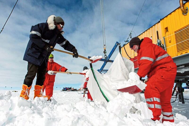 Wissenschaftler beim Schaufeln von Schnee (Symbolbild) (Alfred-Wegener-Institut/ Martin Leonhardt)