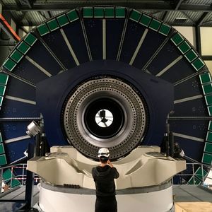 Der „HALT XL“-Prüfstand bei Lorc nutzt ein abgestuftes Belastungstest-Verfahren, bei dem Prototypen verschiedenen beschleunigten Belastungen ausgesetzt werden, um die physikalischen Grenzen eines Designs zu ermitteln und die Zuverlässigkeit des Produkts festzustellen. 
