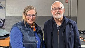 Die Vorstandsvorsitzende der GGG, Vera von Wolffersdorff, und der Geschäftsführer von Lüdemann & Sens, Jörn Lüdemann, in der Batte­riereparaturwerk­statt seines neuen Unternehmens Voltfix. (Bild: Rosenow – VCG)