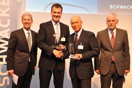 Glückwünsche für den Sieg in der Kategorie „Deutsche Premiumfahrzeuge“ nahmen Jens-Jörg Heinermann (2. v. li.) für den Hersteller Mercedes-Benz und der Präsident des Vertreterverbands, Dr. Peter Ritter, entgegen. (Archiv: Vogel Business Media)