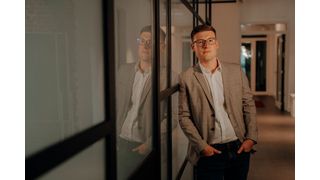 Julian Ziebarth ist Geschäftsführer von Ziebarth Industrial Technologies sowie KI-Strategieberater für die Industrie. Als ehemaliger Betriebsleiter im Formenbau kennt er die industrielle Wertschöpfung aus der Praxis. (Bild: Ziebarth Industrial Technologies)