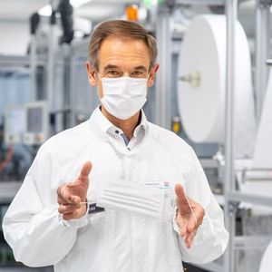 Bosch-Chef Dr. Volkmar Denner nimmt Spezialanlage zur Fertigung von Mund-Nasen-Bedeckungen in Betrieb.Bosch-Chef Dr. Volkmar Denner nimmt Spezialanlage zur Fertigung von Mund-Nasen-Bedeckungen in Betrieb.(Bild:  Bosch)