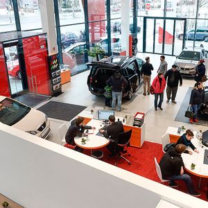 ... klar voneinander getrennt. Es sind also zwei CI-gerecht gestaltete Schauräume unter einem Dach.(Foto:  Seat)