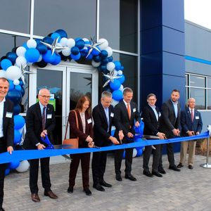 Gleich ist es soweit! Von links: Thomas Nürnberger, Geschäftsführer Vertrieb und Marketing (CSO) der Ebm-Papst Gruppe, Thomas Wagner, Geschäftsführer Produktion (COO) der Gruppe, Chlöe McCracken, Gesellschafterin der Gruppe, Mark Shiring, Geschäftsführer (CEO) Ebm-Papst USA, Jan Philippiak, Gesellschafter der Ebm-Papst-Gruppe, Dr. Klaus Geißdörfer, Vorsitzender der Geschäftsführer (CEO) der Gruppe, Michael Wackenhut, Werksleiter Telford, und Joe Grandy, Bürgermeister von Telford, wo das neue Werk steht.(Bild:  Ebm-Papst)