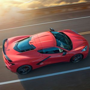 ...zum ersten Mal ist der Motor nicht mehr vor den Insassen montiert, sondern genau wie bei Ferrari, Lamborghini oder McLaren direkt dahinter.(Bild:  Chevrolet)