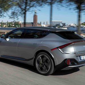 Durch die 21-Zoll-Räder kann man die in Neongelb lackierten Bremssättel erkennen.(Bild:  Kia)