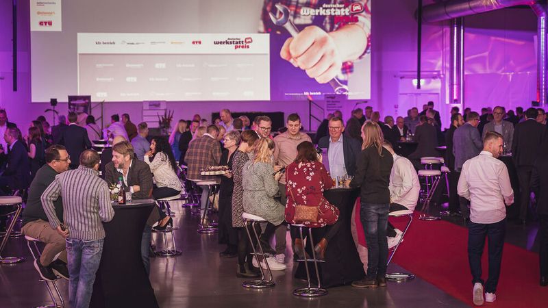 Im Anschluss an die Verleihung gab es beim Get-together genügend Möglichkeiten ... (Bild: Stefan Bausewein)