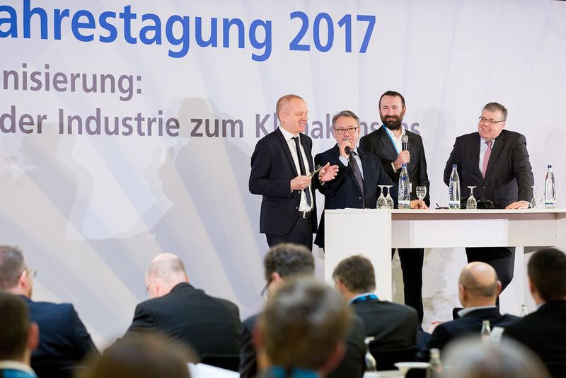 Spannende Podiumsdiskussion „VIK und Politik im Gespräch“ am Vormittag unter Moderation von Handelsblatt-Redakteur Klaus Stratmann, CDU/CSU- Bundestags-Vizefraktionschef Dr. Georg Nüßlein, Tagesspiegel-Redakteur Jakob Schlandt sowie VIK-Vorsitzender Dr. Roland Mohr (v.l.n.r.). Vertreter von FDP und Grünen hatten aufgrund der kurz zuvor geplatzten „Jamaika“-Sondierungen auf Bundesebene kurzfristig abgesagt. (Andrea Vollmer)