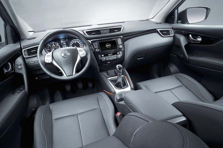 Nissan verspricht „Premium-Interieur“: Im Vergleich zum Vorgänger fühlen sich Kunststoffe, Stoffe und Leder wesentlich wertiger an – die Hartplastik-Becherhalter in der Mittelkonsole ausgenommen. (Foto: Nissan)