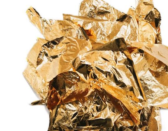 Das 2-dimensionale, auf Kohlenstoff basiernde Graphen kennen mittlerweile einige. Doch nun ist es Forschern gelungen, auch das sogenannte Goldene zu gewinnen (Symbolbild). Anders als massives Gold hat es etwa Halbleitereigenschaften. Japanische Schmiedekunst half dabei ...(Bild:  Goldene Nase)