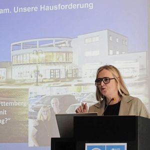 Bettina Schmauder vom Autohaus Schmauder & Rau berichtete darüber, wie sie Mitarbeiternde auf die bevorstehnende Transformation vorbereiten.(Bild:  Kfz-Gewerbe Baden-Württemberg)