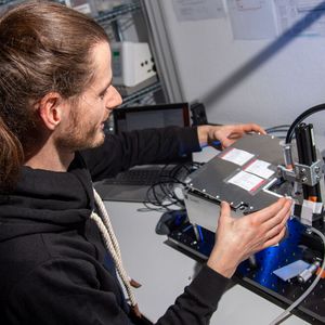 QANT und Sick entwickeln gemeinsam Quantensensoren für die Industrie. An diesem Messstand überprüft ein Mitarbeiter von QANT die Gesamtfunktionalität des Sensors.(Bild:  Trumpf)